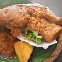 Last week aku pegi shah alam ngan akak2 ofis.n terjumpe kedai yg jual nasi ayam penyet macam ni.best jugak.teruja akak2 ofis aku ni makan.n dorg pun suke.siap nak bawak family mkn kat situ lg.huhuhu.lokasi kedai tu kat seksyen 7, belakang bangunan jakel kat shah alam. Restoran Ayam Penyet Ria Seksyen 7 Shah Alam 3 Tips