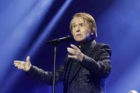 Raphael, ingresado de urgencia tras sufrir un accidente en el programa 'La  Revuelta' de David Broncano
