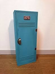 セリアのdiyグッズを使用して 木製のロッカー風小物収納 を製作しました ベニア板 背板 を除いて その他全てを100均アイテムで揃えた渾身の作品です 普通の小物入れでは面白くないので なんちゃってロッカー風のデザインにしてみました diyの家の装飾