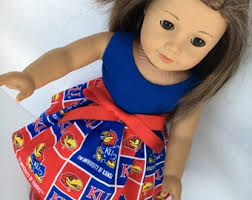 Vestido de día de juego de muñeca de 18 pulgadas de la Universidad de  Kansas, hecho para adaptarse a muñecas de 18 pulgadas como American Girl y  muñecas similares de 18 pulgadas