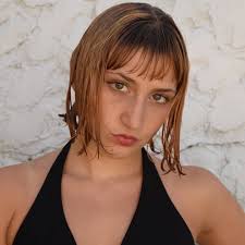 Nada que agregar, casi vuelvo con mis reflexiones de madrugadas y cigarros  interminables pero me arrepentí y solo me permitiré la superficialidad de  un cuerpo y una cara en la red