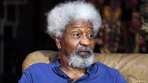 After preparatory university studies in 1954 at government college in ibadan, he continued at the university of leeds. Wole Soyinka Ehe Man Uber Literatur Spricht Sollte Man Sein Gewehr Olen Kultur Dw 17 09 2015