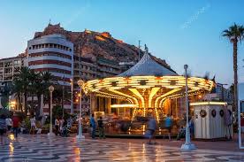 Le château de santa barbara, l'une des plus grandes forteresses médiévales en espagne, est le symbole de la ville d'alicante. Soiree A Sur Les Populaires Stations Balneaires De La Cote Mediterraneenne Costa Blanca Alicante Espagne Vieux Milles Alicante Espagne Cote Mediterraneenne