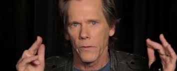 Kevin Bacon piensa, en este divertido vídeo, que las películas necesitan  más desnudos masculinos