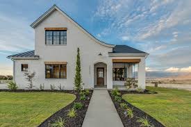 Gorgeous modern home with white stone accents. How Modern Farmhouse Exteriors Are Evolving