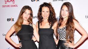 Andie macdowell was born rosalie anderson macdowell on april 21, 1958 in gaffney, south carolina, to pauline johnston (oswald). Andie Macdowell Meine Tocher Ernten Mehr Blicke Als Ich Bunte De