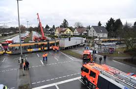 Bereits heute abend erreicht der saharastaub den süden deutschlands. Schwerer Unfall In Karlsruhe Viele Verletzte Nach Crash Von Strassenbahn Und Laster Baden Wurttemberg Stuttgarter Nachrichten