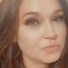 Laura Behling's Instagram, Twitter & Facebook