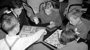 Aprender, se divierten y socializan con compañeros. La Historia Del Parchis Un Juego Milenario