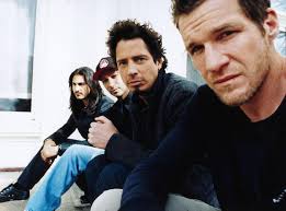 The song topped both the billboard hot mainstream rock tracks and hot modern rock tracks charts, and reached number 31 on the hot 100 chart, making it their biggest us hit. Like A Stone Audioslave Letras Com