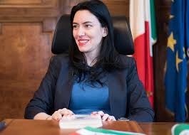 Da tre giorni viene scortata da uomini della guardia di finanza in seguito alle minacce e agli insulti sui social. Azzolina Si Dimetta Sondaggio Esclusivo Bocciata La Ministra Dell Istruzione Affaritaliani It