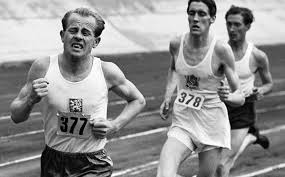After winning the gold medal in the 10. Pred 95 Rokmi Sa Narodil Najvacsi Klenot Ceskej Atletiky Emil Zatopek Narodny Hrdina Musel Po Svojich Uspechoch Pracovat S Lopatou V Ruke Refresher Sk