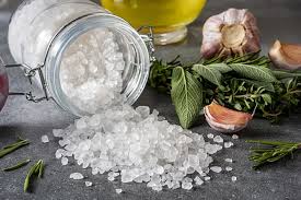 Banho de sal grosso renova energias no in&iacute;cio do m&ecirc;s; aprenda a fazer
