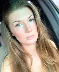 Lisa Turney's Instagram, Twitter & Facebook