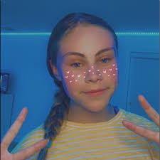 Amber Lapp's Instagram, Twitter & Facebook