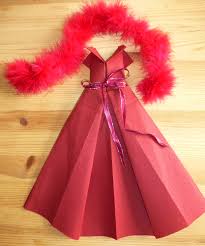 Son pliage est devenu actuellement une des plus importantes tâches à faire durant d'ailleurs, le pliage de serviette en papier ou en tissu a ses conditions à respecter. Pliage De Serviette En Papier En Forme De Robe De Soiree Plier Une Serviette De Table En Papier Realiser Une Robe En Papier Pour Feter Les Anniversaires Les Mariages Le Bal De