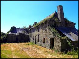 Inscrit aux monuments historiques, ce superbe château se situe à seulement 15 km de vannes et des plages, au coeur d'un environnement vallonné et paisible. A Vendre Manoir Pipriac 35550 Ile Et Vilaine Bretagne Le Manoir Vieilles Maisons En Pierre Chateau A Vendre