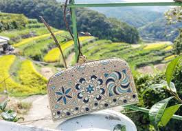 旅する錦紗その４ 小豆島 日本の原風景 棚田を見おろして風に吹かれる 旅する文庫革 文庫屋大関 文庫革 文庫 錦紗 柄 財布 がま口 中山千枚田 瀬戸内海 棚田 大人かわいい かわいい 旅 バカンス 大人の財布 旅行コーデ 職人 白い 棚田