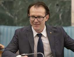 Born 1 april 1972) is a romanian politician who currently serves as the prime minister of romania. Florin CiÈ›u IntrÄƒ In Guvern Ca Un Rockstar Pe Acorduri De ChitarÄƒ ElectricÄƒ Stiri Iasi Anchete Investigatii Interviuri Si Satira Politica