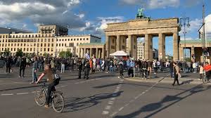 The cheapest way to get from berlin to israel costs only ₪ 338, and the quickest way takes just 8 hours. Kundgebung Am Brandenburger Tor 1 000 Menschen Demonstrieren Fur Solidaritat Mit Israel Rbb24
