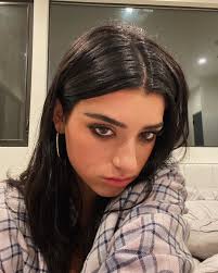 Dixie D Amelio Compartilhou Uma Publicacao No Instagram Messyyyy Siga Sua Conta Para Ver 370 Publicacoes In 2020 Dixie Famous Girls Celebs