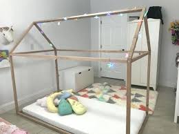 Standart ürünümüzün içine konulabilecek yatak ölçüsü 90x190 cm'dir. Montessori Yatak Kenar Yan Koruma Minderi Ve Fiyatlari