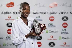 Haar coach wimpelde aanvankelijk weg dat er iets aan de hand was toen ze niet op de startlijst stond van de gemengde 4x400m maar bolingo is wel degelijk geblesseerd en moet daarom forfait geven. Cynthia Bolingo La Litterature Me Permet De M Ouvrir Au Monde