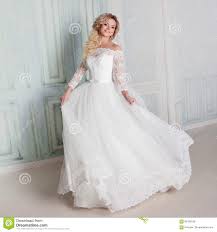 Füllet einander den kelch, doch trinket nicht aus einem kelche. Portrat Der Hubscher Frau Im Hochzeitskleid Tanzen Auf Die Hintergrundwande Mit Klassischen Formteilen Stockfoto Bild Von Verfassung Verbunden 85166236