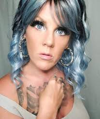 Anita's grey wig looks good, makes me want one