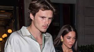 Cruz Beckham, 19, stops in street to passionately kiss new 29-year-old girlfriend - The Mirror