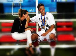 Arsenal'li mesut özil, yeni bir skandalla gündemde. Mesut Ozil Ile Mandy Capristo Nun Yollari Ayrildi