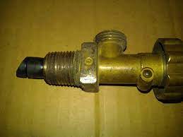 Voici quelques conseils afin de vider une bouteille de gaz en toutes sécurité avant de la découper. Demonter Une Bouteille De Gaz Sans Rien Couper Le Blog Du Plombier