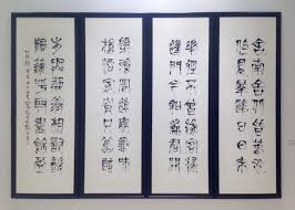 a guest arrives du fu 舍南舍北皆春水但见群鸥日日来 花径不曾缘客扫蓬门今始为君开盘餐市远无兼味樽酒家贫只旧醅肯与邻翁相对饮隔篱呼取尽馀杯