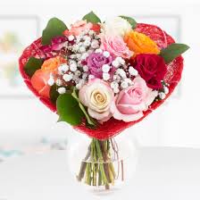 Denn dank kostenloser lieferung zum wunschtermin kannst du schon im voraus das passende blumengebinde zum hochzeitstag, geburtstag oder jubiläum bestellen. Blumenstrauss Rosenzeit Herzmanschette