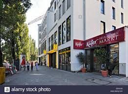 Kaefer Delikatessen Markt Und Postbank In Der Leopoldstrasse Schwabing Munchen Bayern Stockfotografie Alamy