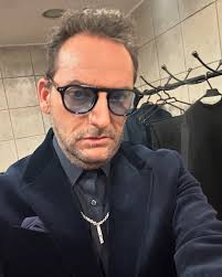 SIGO EN @tvn POR 2 AÑOS Y LO CELEBRAMOS EN LOS @premiosmusa 🤩❤️ ha sido un  año perfecto y esta noche también !!! Me tocó presentar categoría junto a  @laforch vieron su