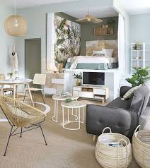 Comment Amenager Son Salon En 20 Idees Lumineuses Elle Decoration En 2020 Comment Amenager Son Salon Cabinet De Rangement Maison Du Monde