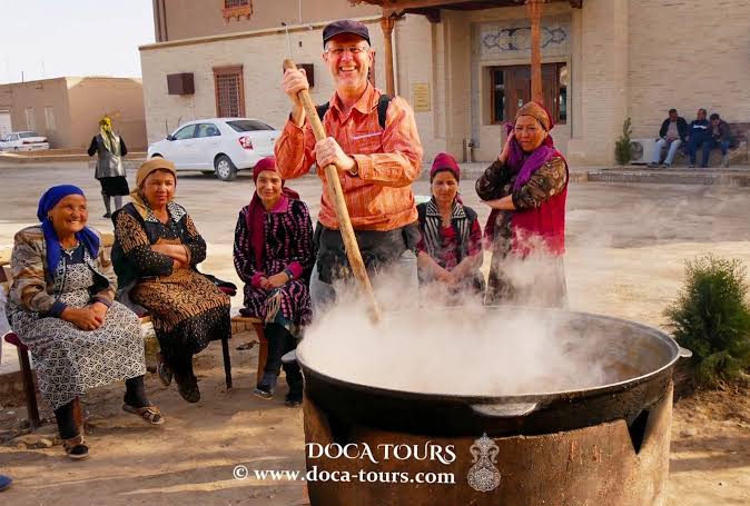 Aujourd’hui, le 21 mars, l’Ouzbékistan célèbre l’une de ses fêtes les plus appréciées : Navruz. Les habitants rendent visite à leurs proches, passent du temps avec leurs voisins, préparent des plats festifs, assistent à des concerts et à des spectacles, et se réunissent pour célébrer.