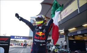 En la general de constructores, red bull aumenta su margen sobre mercedes de 26 a 37 puntos. Checo Perez Estoy Muy Feliz La Carrera Fue Muy Loca Tras Ganar El Gp De Azerbaiyan