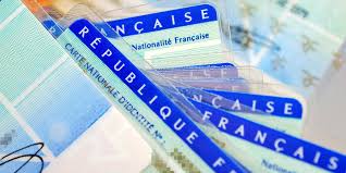 La carte nationale d'identité et le passeport sont des documents d'identité et de voyage. La Carte D Identite Francaise S Apprete A Faire Peau Neuve Le Point