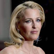 Gillian anderson at the the crown set visit at undisclosed location on march 02, 2020 in london, england. The Crown Netflix Schnappt Sich Gillian Anderson Fur Ikonische Rolle Serien