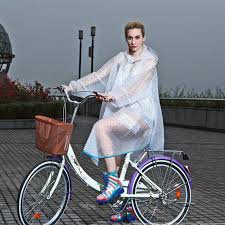 Sie Ist Auch Auf Dem Fahrrad Vernunftig Gekleidet Regenmantel Transparenter Regenmantel Regenbekleidung