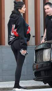 How to style the balenciaga speed trainer with affordable looks. Balenciaga Speed Trainers Black White Black Free Shipping Worldwide Cheap Sneaker Outfits Women Trainers Outfit Fashion Outfits