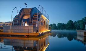 Pin By Ecomarinas Ecomarinas On Ecomarinas House Boat Floating House Houseboat Living