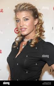 Lindsay Stratton's Instagram, Twitter & Facebook