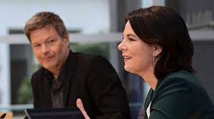 Annalena baerbock geht für die grünen als kanzlerkandidatin ins rennen. German Election Greens Pick Annalena Baerbock As Their Candidate To Replace Merkel Euronews