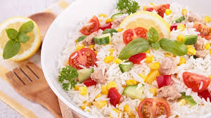 Insalate di riso le migliori ricette di riso freddo gustosissimo, veloce da preparare, perfetto per l'estate, da portare al mare ma perchè no, anche in ufficio. 12 Insalate Di Riso Facili E Sfiziose Per L Estate