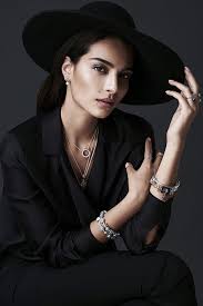 Kara sevda 47 bolum melisa asli pamuk asu siyah deri pantolon uzerine bogazli beyaz triko kazak ve mini siyah belden l siyah deri pantolon unluler siyah deri. Melisa Asli Pamuk Tv Series Biography Turkish Drama