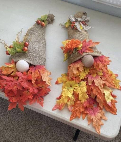 I just love how the fall leaves make up this gnome's beard! It's such a fun and colorful fall decoration. Details 👇