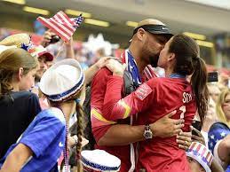 World cup and olympic champion. Hope Solo Und Ehemann Jerramy Stevens Knutschen Nach Wm Sieg
